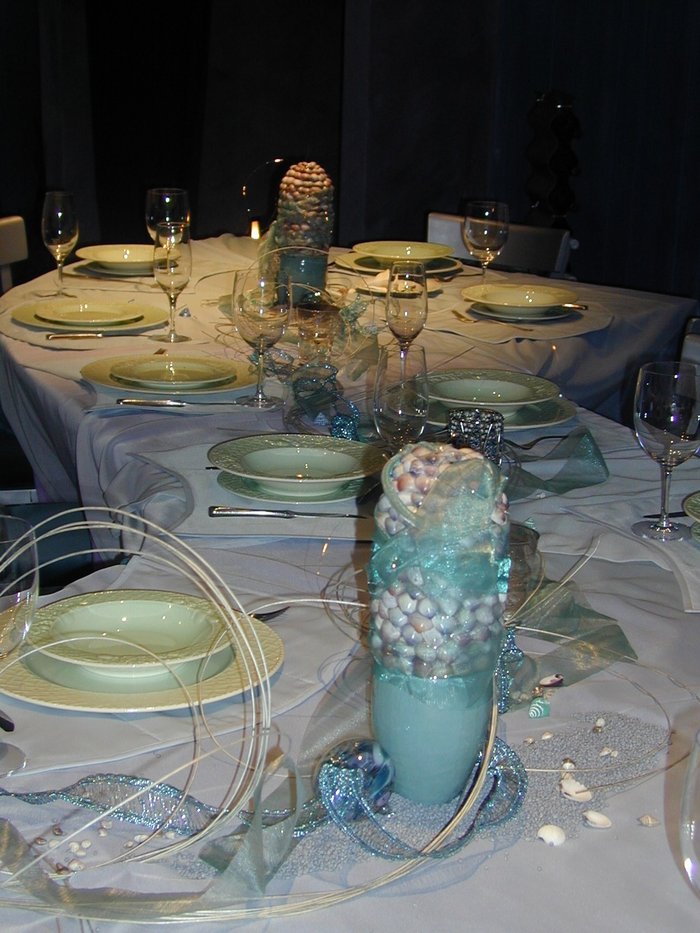 Die wellenartig dahinfließende Tafel im Raumtraum "Reich des Neptuns" im Sigrune Essenpreis Wein & Genuss Zentrum