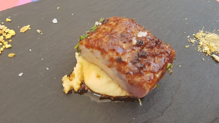 Lingote de Atun de Almadraba con Costra de Caramelo sobre Hummus y Tierra de Citricos