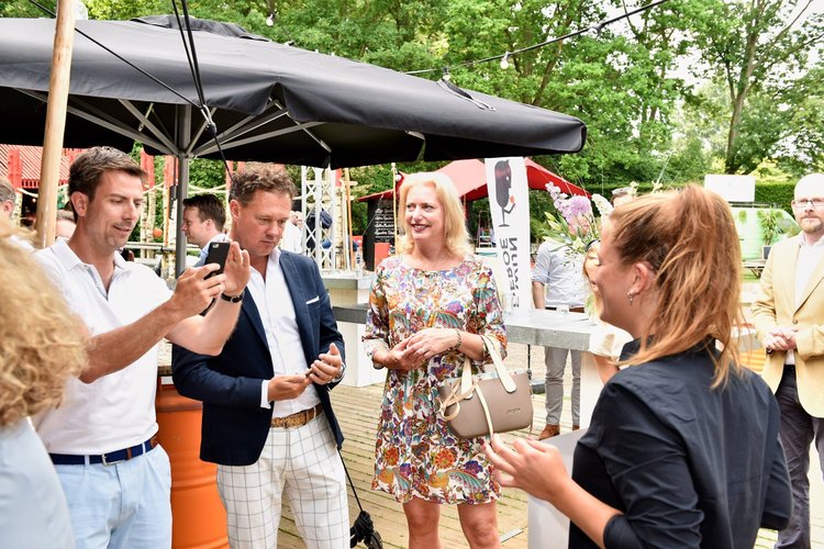 Op de foto met de oorkonde