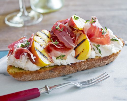 Bruschetta with peaches, ricotta cheese and jamón ibérico