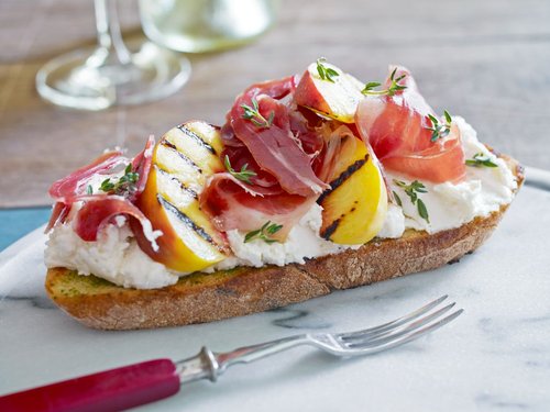 Bruschetta with peaches, ricotta cheese and jamón ibérico