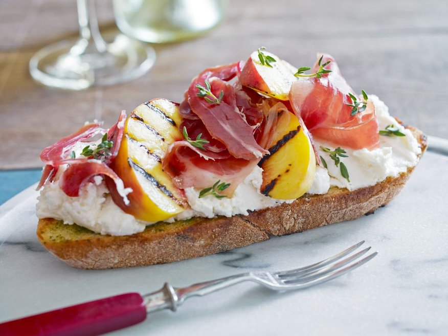Bruschetta with peaches, ricotta cheese and jamón ibérico