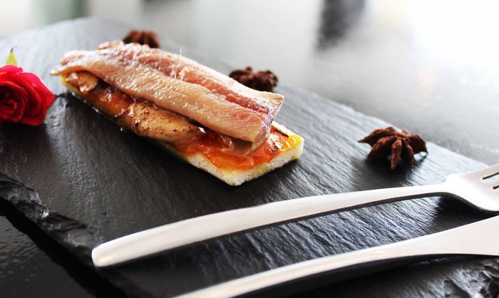 Sardina Ahumada con Foie y Mermelada de Tomare Rosa de Aracena
