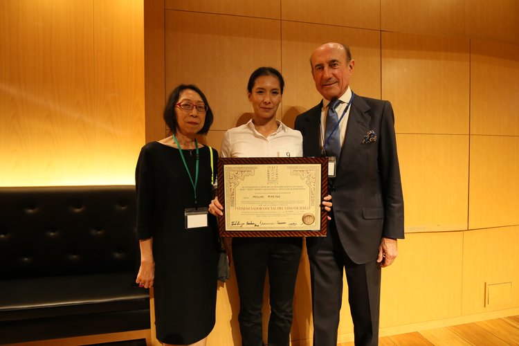 Beltrán Domecq, presidente del Consejo Regulador entrega el título de ganadora del concurso de venenciadores a Noriko Sakai Sakumoto.