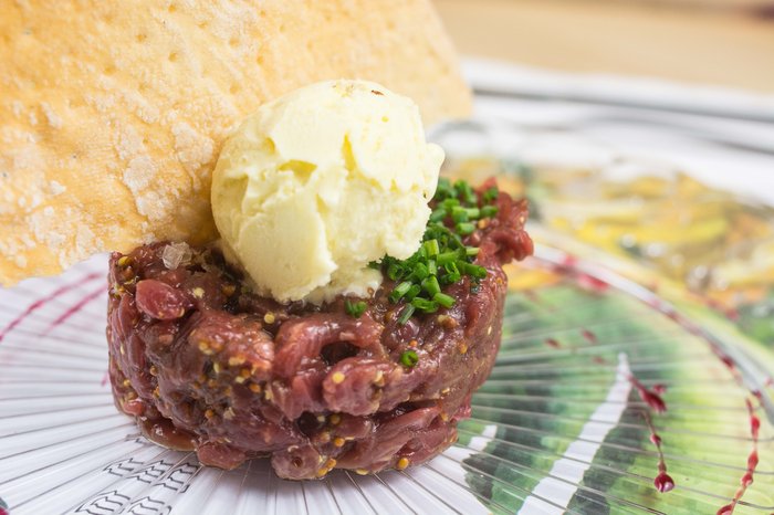 Steak Tartar de solomillo de ternera con helado de mostaza