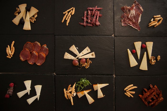 especialidad en chacinas ibéricas y quesería