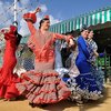 Vrouwen gekleed in de typische  Flamenca jurken, dansen de Sevillanas