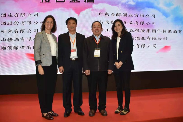 Pie de Foto: Carmen Aumesquet, directora de promoción del Consejo junto con Yancai Wang, presidente de la Asociación China de Bebidas Alcoholicas y Mónica Zhou, importadora de vinos de Jerez en China.