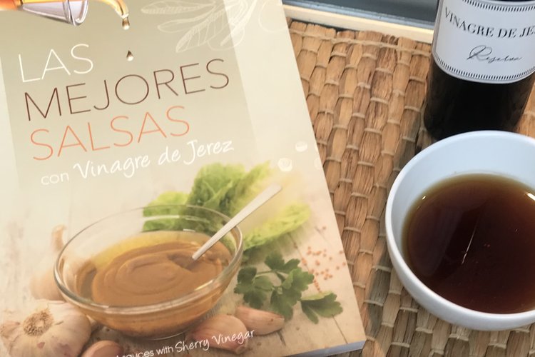 Recetario innovador e inédito en torno al ingrediente estrella de salsas y aderezos, desde las más célebres hasta las más vanguardistas. 