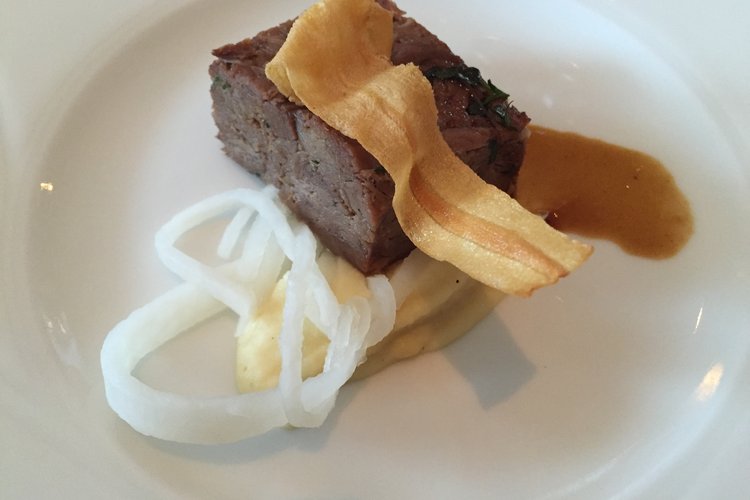 SHAPA: Vierkantje van kalfsvlees met spaghetti van mierikswortel, een crème van peterseliewortel en selderijsaus