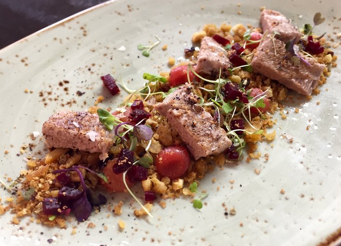 Ventresca de Atun de Almadraba con Migas y Cherris Dulces
