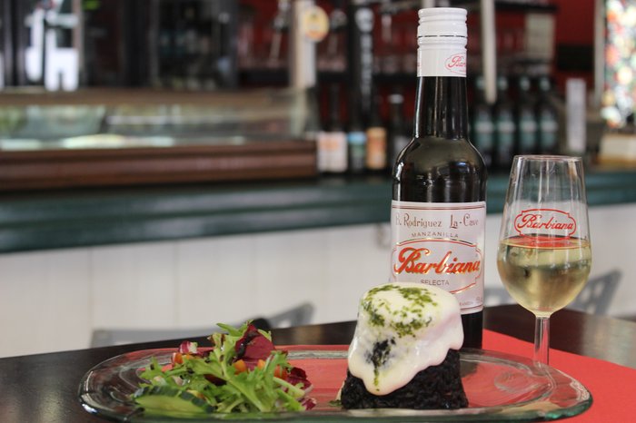 Arroz negro con alioli y Manzanilla Barbiana