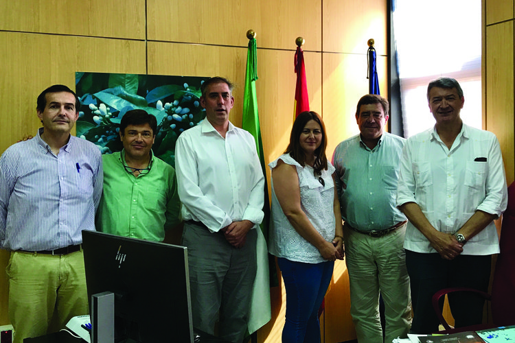 Los miembros de la Junta Directiva de la CADO presentes en la reunión, junto al Secretario General de la Consejería, Don Vicente Pérez.