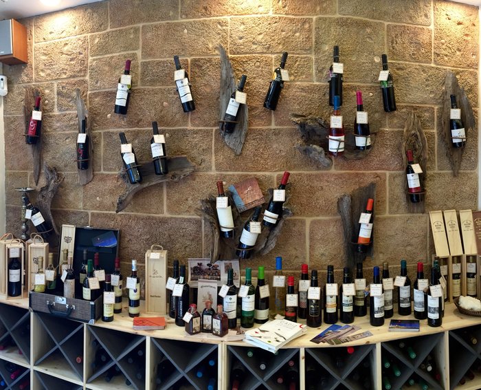 Expositor de los vinos sobre piedra ostionera