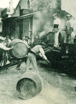 sherry-cask_home_vinos_jerez_sherry_wines_subiendo_botas_a_tren_0