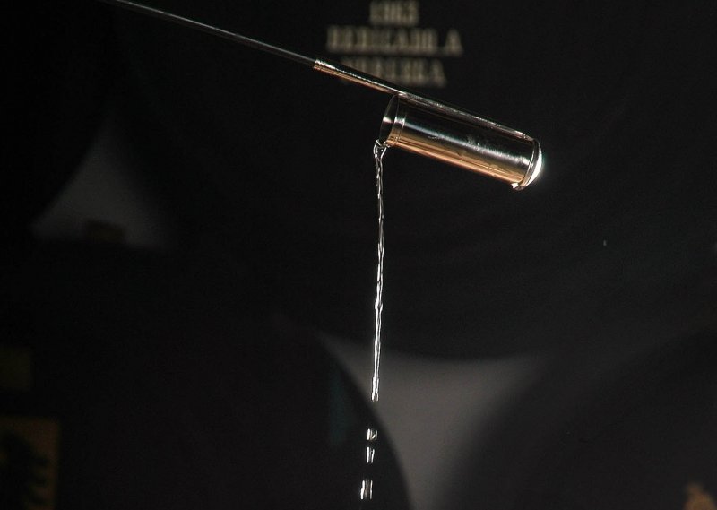 venencia_y_mano_con_copas