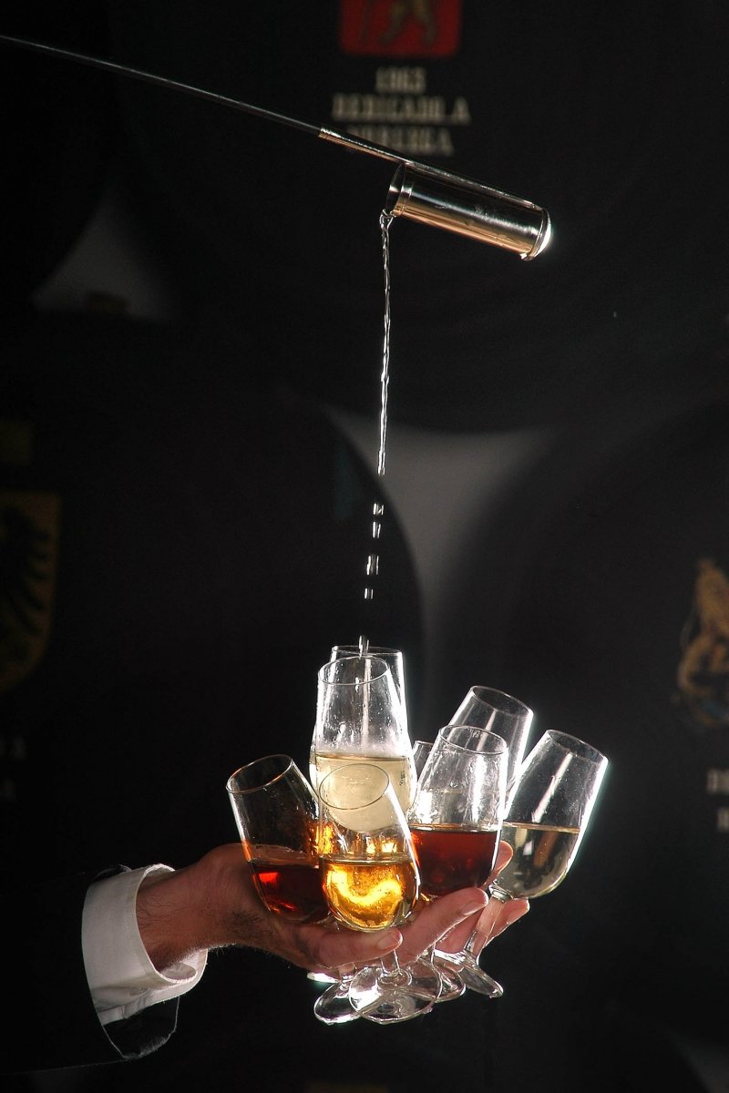 venencia_y_mano_con_copas