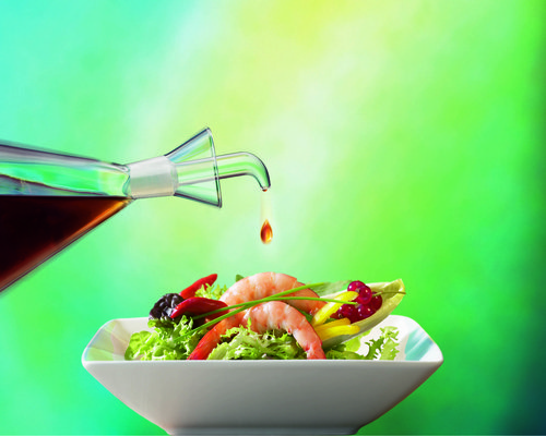 vinagrera_vertiendo_ensalada.jpg
