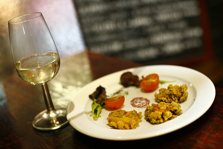 vinos-jerez-sherry-tapas-tortilla-ortiguillas-manzanilla.jpg