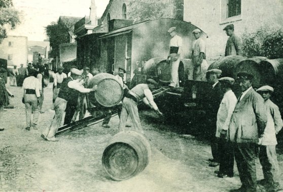 vinosdejerez_sherry_historia_subiendo_botas_a_tren_0